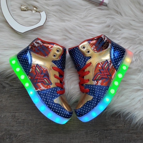 NEW DC Wonder Woman High-Tops - Picture 6 of 6